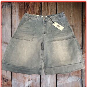NWT! MICA SUPER HIGH SUPER STRETCH BERMUDA SHORTS IN SIZE 2X, LIGH DENIM W/ HEM.